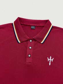 Courvante 男士酒紅色高爾夫 Polo 衫，適合網球運動，人像印花，時尚商務休閒短袖翻領鈕扣設計 - 酒紅色 - 查看 5