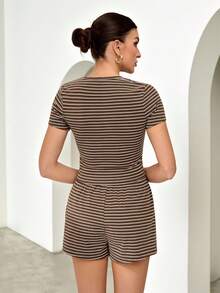 SHEIN Tall 女士休闲家居睡衣套装，包含条纹圆领长袖T恤和宽松条纹直筒裤，适合日常穿着、运动、秋冬季节、返校季穿着。棕色条纹两件套，秋季女装。 - 棕色 - 查看 3