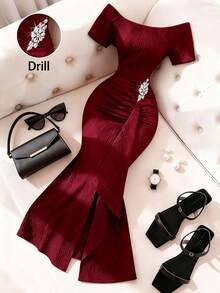 Franclia 优雅夏季时尚约会派对连衣裙，露肩短袖褶皱修身连衣裙，纯色纹理针织面料，长款开衩下摆连衣裙，黑色修身正式礼服，腰部水钻搭扣，时尚开衩连衣裙，适合正式、休闲、夏季、派对、海滩、约会、毕业典礼、商务、都市时尚等各种场合的高端服饰 - 酒紅色 - 查看 5