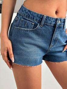 Quần short denim cạp thấp, gấu quần cắt thô, chất liệu cotton mềm mại, đã qua xử lý giặt. - Rửa trung bình - Xem 6