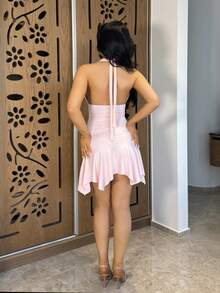 Vassilux Váy ngắn hở lưng cổ chữ V sâu, viền bất đối xứng, dáng ôm eo, mặc đi làm hàng ngày, thời trang mùa hè mới cho nữ - Màu Hồng baby - Xem 2