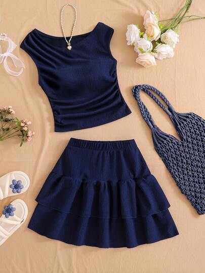 SHEIN Este nuevo conjunto de 2 piezas para adolescentes presenta una elegante y cómoda blusa de punto jacquard azul de cuello redondo con un estilo casual y de vacaciones, combinada con una falda a dos niveles a juego. La cintura y el bajo recogidos de la blusa crean un aspecto general elegante. Este conjunto de alta calidad es perfecto para el uso diario, incluyendo vacaciones, viajes y fiestas, y es ideal para la primavera y el verano.