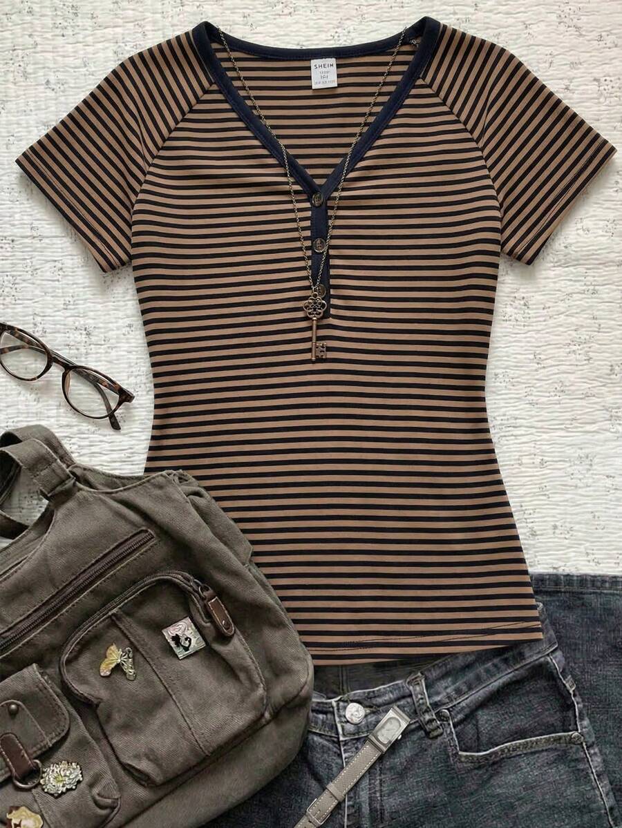 Sparklyn 复古欧美Y2K风格条纹短袖T恤，少女新款夏季款式，V领，纽扣开襟，插肩袖，修身版型，街头休闲风 - 彩色 - 查看 1