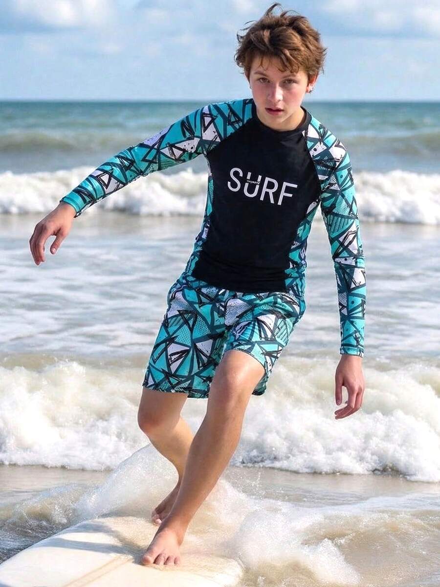 SHEIN 两件套男童泳装，黑色底色，白色醒目“SURF”字母印花，袖子和侧边饰有对比鲜明的绿色几何印花，搭配同色系绿色印花短裤，时尚休闲，适合游泳、夏季度假、海滩、泳池派对等场合。 - 綠色 - 查看 1