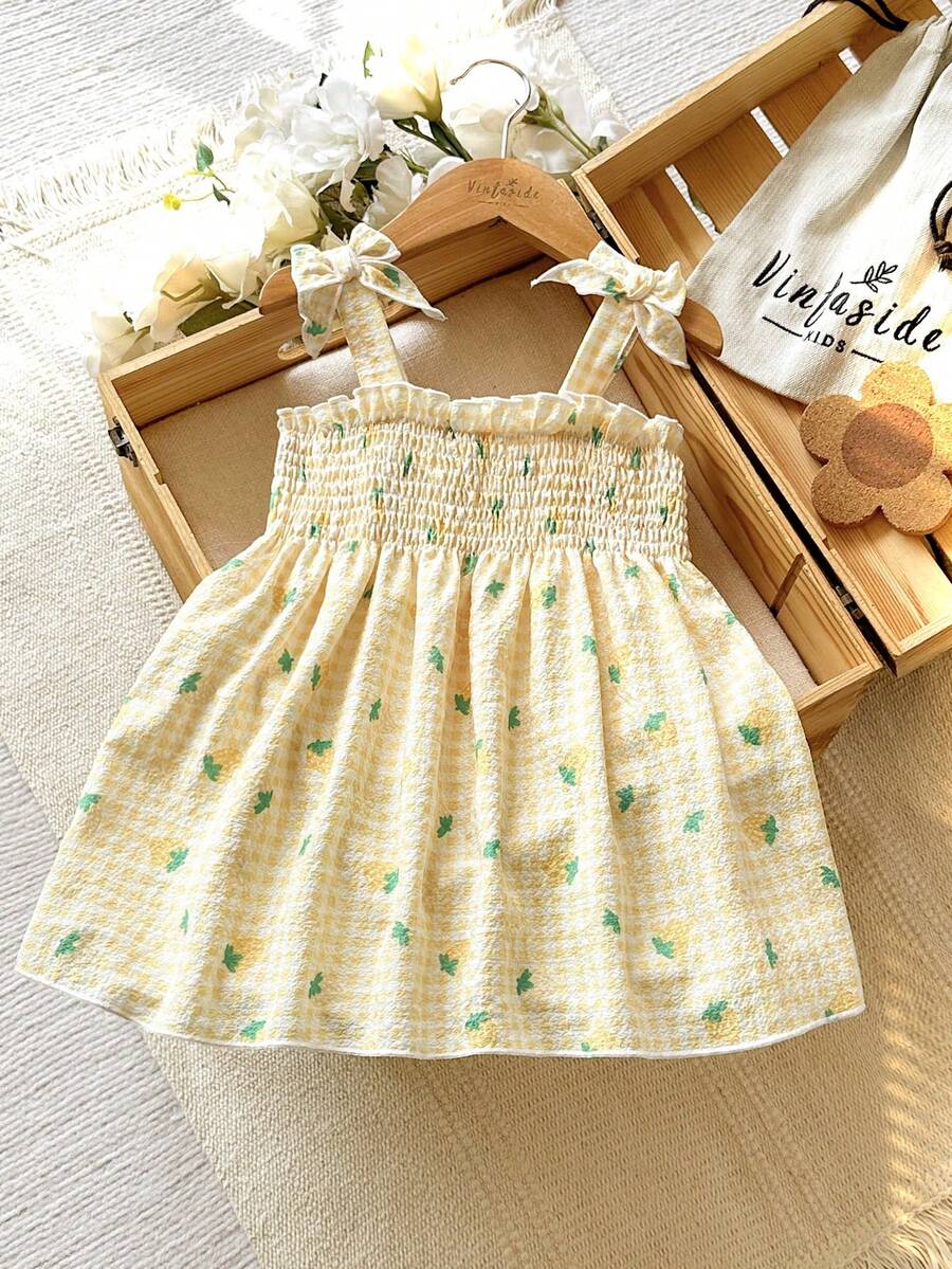 SHEIN Vintaside Kids Robe d'été à carreaux roses pour bébé fille. Cette robe présente une base rose à carreaux avec des fraises imprimées partout. Elle a un style doux et ludique de princesse dans un style campagnard. Fabriquée en tissu tissé avec une coupe évasée, le nœud décoratif sur la bretelle est vif et adorable. Elle convient pour prendre des photos dans des jardins de cueillette de fraises, des activités sur le campus, la détente à la maison, les voyages de vacances et la participation à des fêtes. - Multicolore - Voir 1