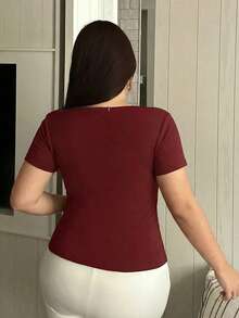 Dazy Plus Camiseta cropped de manga comprida com detalhes em renda contrastante, justa e em cor sólida, ideal para o verão. - Borgonha - Ver 2