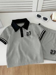 SHEIN Streecool Kids Genkimix 男童数字印花休闲 Polo 衫 + 数字印花织带装饰休闲短裤两件套 - 淺灰色 - 查看 5