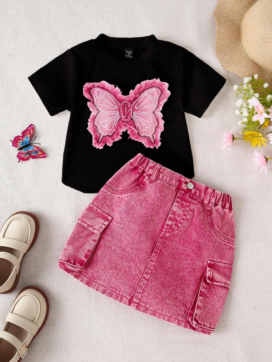 SHEIN Playful Pals 女童白色休闲修身短袖T恤,饰有3D蝴蝶水洗牛仔布贴花设计,搭配粉色水洗休闲修身实用口袋牛仔裙,适合日常穿着,简约时尚。 - 黑色 - 查看 1