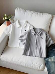 SHEIN 两件女童短袖polo衫。两件衬衫均饰有黑色马图案，款式包括白色和竖条纹两种，均为常见的百搭单品。简约的装饰提升了其辨识度，使其更偏向休闲学院风，适合儿童日常穿着、轻度户外活动等场合。 - 彩色 - 查看 3