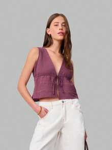 Nöista 这款无袖V领上衣采用纹理格纹图案，正面系带设计。修身胸衣饰有精致蕾丝拼接，短款剪裁更显身材，是春夏穿搭和轻松休闲造型的理想之选。 - 酒紅色 - 查看 4