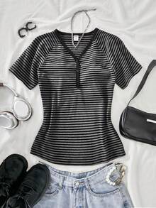 Sparklyn Y2K风格条纹短袖T恤，适合少女穿着，夏季新款，V领，纽扣开襟，插肩袖，街头休闲风，修身剪裁 - 彩色 - 查看 6