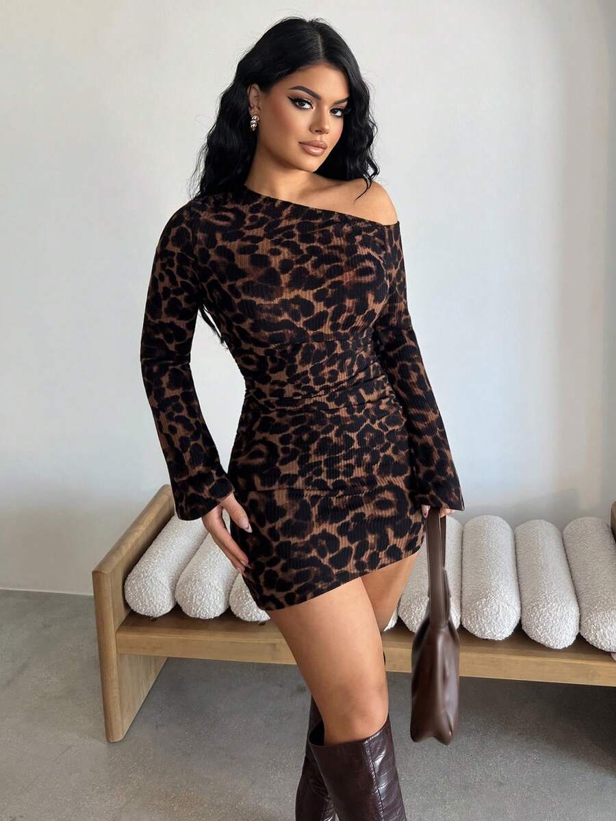 Dayanna Comas 女式春装新年夜约会罗纹针织褶饰不对称领口修身半身裙 - 棕色 - 查看 1