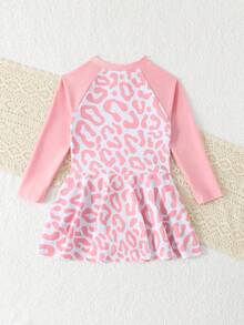 女童连体泳衣，甜美清爽风格，白色底粉色豹纹印花，高领长袖，前拉链，裙摆设计，针织面料，时尚休闲，优雅大方，适合游泳、夏季度假、海滩、泳池、派对、休闲假期等场合。 - 粉色 - 查看 3
