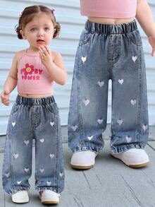 Genkimix Kids Jeans de estilo lindo para niñas, primavera/otoño y otoño/invierno, color azul claro de mezclilla, diseño de bordado de corazón blanco, pierna recta holgada, tela suave y cómoda, adecuado para la escuela, el transporte y el uso diario - Lavado ligero - Ver 3