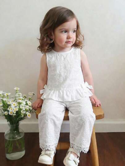 Souflis Souflis 女婴时尚休闲常规厚度圆领纹理刺绣下摆可爱蝴蝶装饰背心上衣和荷叶边裤两件套，适合春夏户外、上学、旅行、度假等场合。
