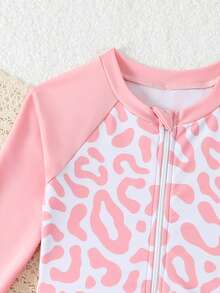 女童连体泳衣，甜美清爽风格，白色底粉色豹纹印花，高领长袖，前拉链，裙摆设计，针织面料，时尚休闲，优雅大方，适合游泳、夏季度假、海滩、泳池、派对、休闲假期等场合。 - 粉色 - 查看 5