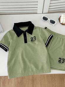 SHEIN Streecool Kids Genkimix 男童数字印花休闲 Polo 衫 + 数字印花织带装饰休闲短裤两件套 - 綠色 - 查看 5
