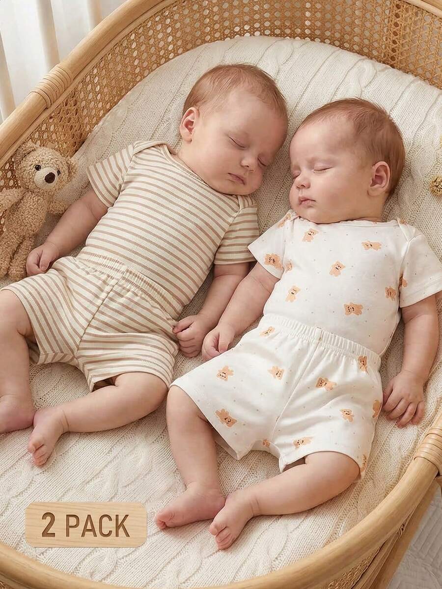 SHEIN Bộ đồ 4 món cho bé sơ sinh: Áo liền quần tay ngắn kẻ sọc in hình gấu dễ thương + quần short, chất liệu co giãn, thích hợp cho tiệc tùng, kỳ nghỉ, dã ngoại, chụp ảnh, đáng yêu, mềm mại, rộng rãi và thoải mái.