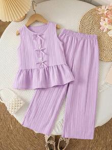 2026春夏新款女童夏季柔软舒适面料时尚套装，SS26度假旅行必备，女童夏季纯色单排扣蝴蝶结荷叶边下摆背心衬衫和纯色裤子两件套，适合夏季简约通勤穿搭。女童两件套，儿童套装。女童亚麻套装，小女孩套装，女童夏季服装，儿童服装。夏季套装。夏季套装。 - 淡紫色 - 查看 6