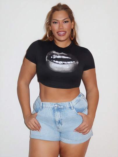 MelDlgn 休闲唇印圆领短袖短款紧身大码女式 T 恤，适合夏季套头衫