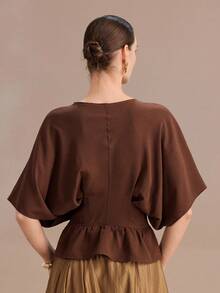 Uhlyne Camisa de mujer de verano de tela arrugada con cuello en V, mangas tipo murciélago, cintura ceñida y diseño de botones de madera con volante en el bajo, versátil para el trabajo y uso casual, en color marrón caramelo - Café integral - Ver 2