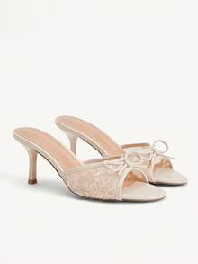 CUCCOO CHICEST Chaussures à talons mi-hauts carrées en dentelle de couleur abricot avec nœud décoratif. Talon fin laqué assorti. Convient pour le travail, les sorties, les fêtes, les vacances, les mariages, la Saint-Valentin et Noël. Sandales à talons hauts légères et enfiler d'1 pièce seul tenant pour femmes. - Nude - Voir 1