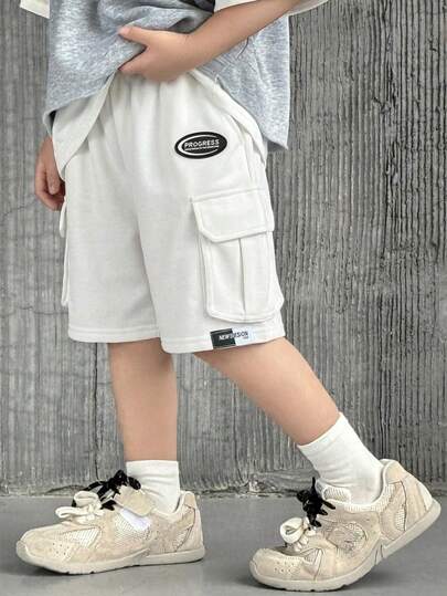 男童休闲韩版纯色宽松工装短裤，配有大口袋和松紧腰带，舒适百搭，适合上学、生日派对、演出、婚礼、洗礼、开学典礼、日常穿着，春夏季节皆宜。