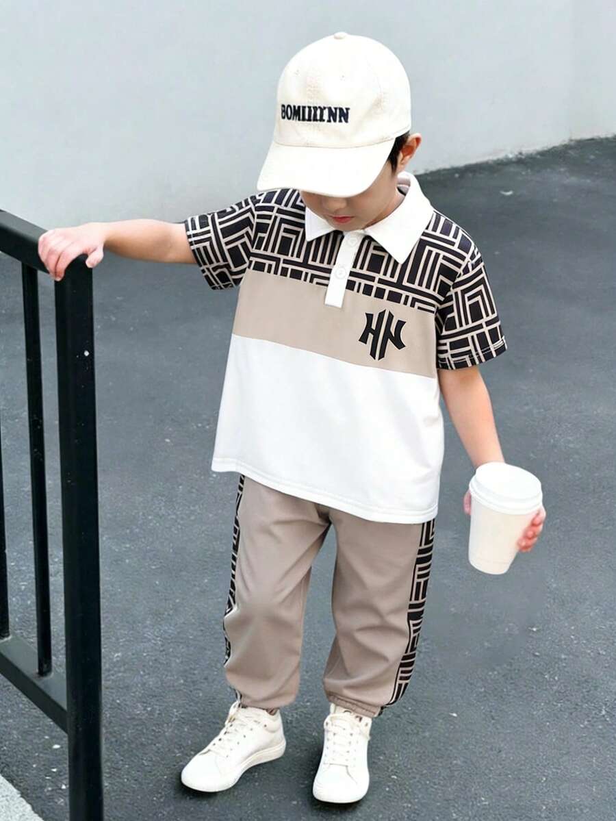 SHEIN Streecool Kids 男童休闲Polo衫套装(2件套),上衣采用撞色拼接设计,并饰有织唛,裤子采用撞色锥形裤腿设计,面料舒适,适合夏秋穿着。 - 彩色 - 查看 1