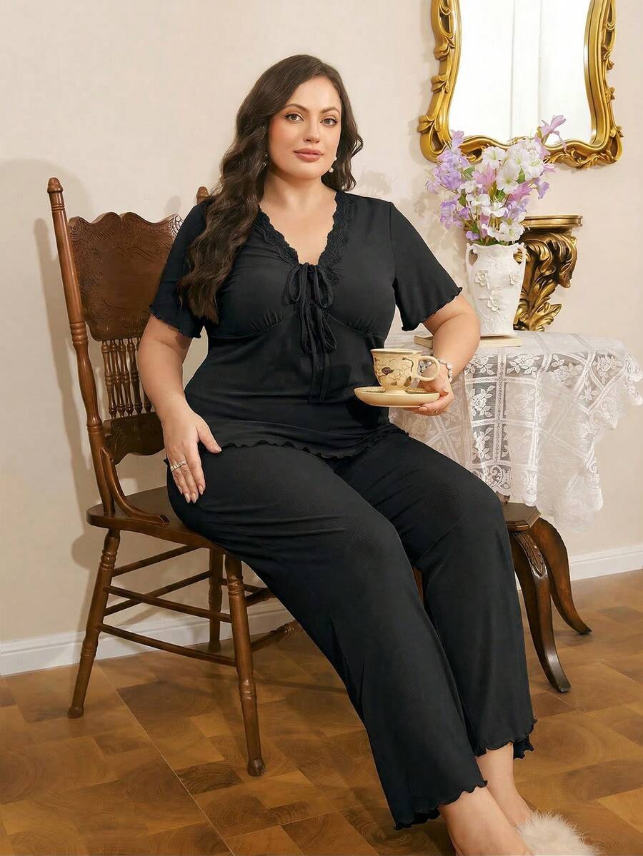 Côtesoire Conjunto de pijama informal de pantalones y blusa de punto elástico con cuello en V, abertura frontal con lazo, dobladillo con volantes y encaje negro, tela transpirable para mujer de talla grande - Negro - Ver 1