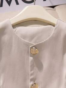 SHEIN 大码女士优雅法式红色无袖西装外套，修身设计，金色纽扣点缀，适合通勤、办公或日常休闲穿着，春夏款 - 杏色 - 查看 3