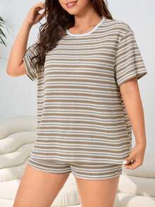 SHEIN EZwear Bộ đồ 2 món dành cho nữ cỡ lớn, kiểu dáng thường ngày, gồm áo thun ngắn tay kẻ sọc và quần short. - Nhiều màu - Xem 3
