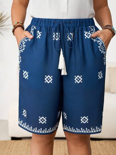 شورت كاجوال مقاس كبير للنساء بتصميم هندسي مع ربطة الخصر والشراريب والجيوب