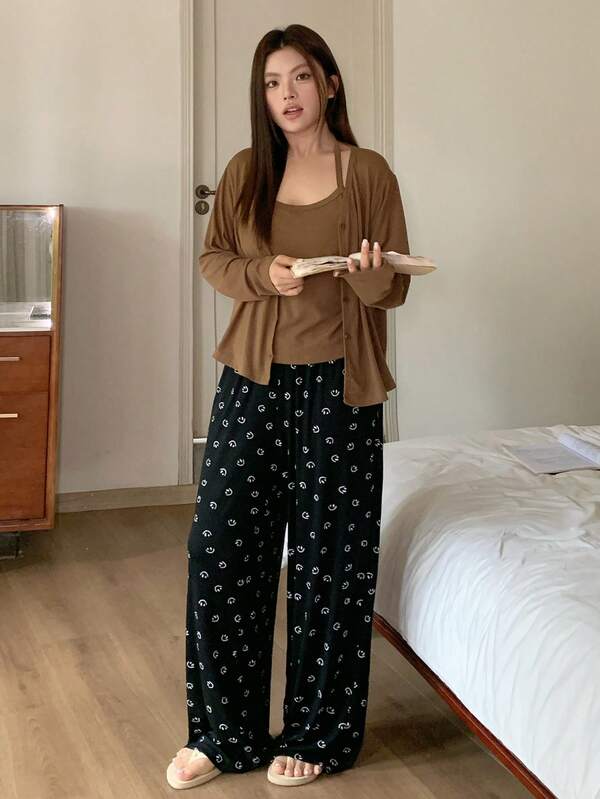 Dazy Plus 三件套休闲睡衣套装，包括紧身吊带背心、纯色长袖上衣和印花长裤，大码女式春秋季睡衣。