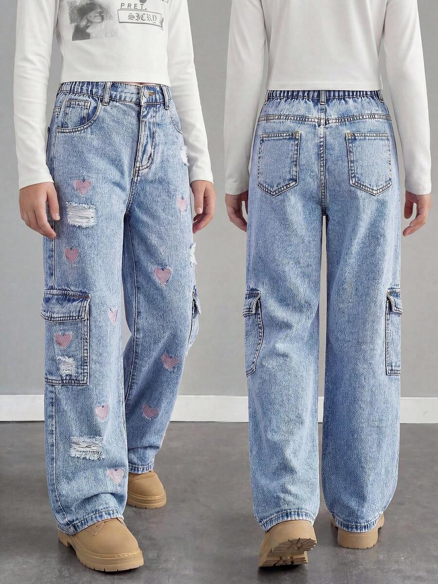 SHEIN Pantalon cargo en jean à jambes larges pour préadolescentes, mode de rue douce et cool, style casual sportif recommandé pour l'école, les sorties, les rencontres, les fêtes, les vacances. Noir avec cœur rose et impression anglaise, design à poches latérales, jean à jambes larges polyvalent à poches multiples convenant pour toute l'année - Jean brut - Voir 1