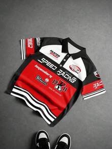 Manfinity Campus Court Retro Motorrad Stil T-Shirt in Rot, Schwarz und Weiß Kontrastfarben, kombiniert mit "Speed Racing" Allover-Muster und Rennabzeichen Logo, amerikanischer Motorrad-Vibe, einzigartiges Design, locker geschnittenes Poloshirt für Herren - Verschiedenfarbig - Übersicht 4