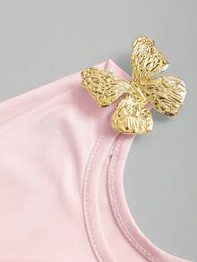 Sweetra Top casual ajustado de mujer de color liso con hombros fruncidos y decoración de mariposa de metal - Rosa Pálido - Ver 3