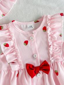 SHEIN Vintaside Kids 夏季新生女宝宝杏色圆领荷叶边卡通樱桃印花无袖红色蝴蝶结连衣裙，搭配红色帽子，优雅可爱 - 粉色 - 查看 5