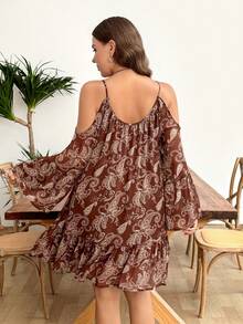 SHEIN LUNE Gaun Liburan Wanita Ukuran Plus Motif Kacang Mete Lengan Panjang Tanpa Bahu yang Longgar - Khaki - View 2