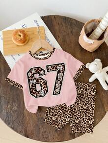 奶油色复古豹纹学院风67图案，六七，嘟嘟，无意义的幽默67数字，年轻女孩休闲简约短袖短裤两件套，适合夏季生日装扮，适合年轻女孩，儿童夏季服装套装，儿童豹纹套装 - 白色 - 查看 2
