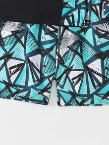 SHEIN 两件套男童泳装，黑色底色，白色醒目“SURF”字母印花，袖子和侧边饰有对比鲜明的绿色几何印花，搭配同色系绿色印花短裤，时尚休闲，适合游泳、夏季度假、海滩、泳池派对等场合。 - 綠色 - 查看 5