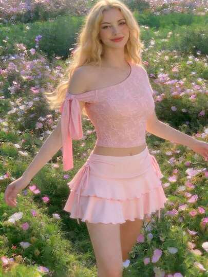 SHEIN MOD 梦幻浪漫蕾丝单肩系带蝴蝶结不对称T恤，甜美可爱，适合花园茶会、约会、派对、女士春夏装、春假、度假、野餐、节日、生日等场合。