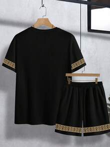 Manfinity Homme 经典百搭短袖T恤短裤套装，金色“国王”图标袖口花卉设计，成熟酷炫街头风 - 彩色 - 查看 3