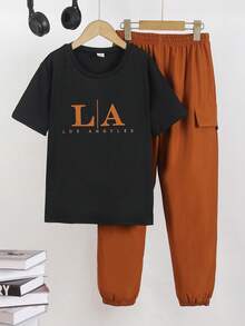 SHEIN Bộ đồ 2 món dành cho thiếu niên nam, phong cách đường phố Mỹ, gồm áo thun in hình màu mơ và quần thể thao đen có dây rút và túi bên hông, phù hợp cho mặc hàng ngày, đi chơi cuối tuần, dạo phố và đi học. - Cà phê nâu - Xem 3