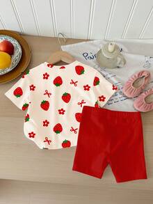 SHEIN 奶油白，可爱甜美女孩蝴蝶结、花朵、草莓印花，女婴休闲柔软宽松圆领短袖T恤搭配紧身骑行短裤，适合春夏日常、假期、节日穿着，营造春日氛围和夏日气息，春夏套装，轻松舒适，时尚女婴套装，休闲装，儿童可爱草莓图案T恤套装，春夏套装，新款，轻松休闲，春日氛围，夏日休闲，度假氛围 - 彩色 - 查看 2