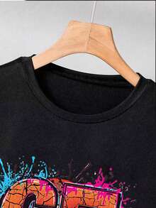 SHEIN 一套适合青少年男孩的休闲舒适时尚简约百搭创意彩色涂鸦篮球及数字“67”字母印花基础款短袖T恤和短裤两件套，适合男孩户外运动穿着。 - 黑色 - 查看 4