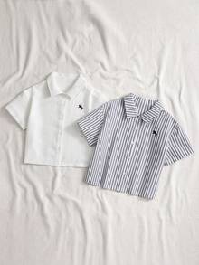 SHEIN 两件女童短袖polo衫。两件衬衫均饰有黑色马图案，款式包括白色和竖条纹两种，均为常见的百搭单品。简约的装饰提升了其辨识度，使其更偏向休闲学院风，适合儿童日常穿着、轻度户外活动等场合。 - 彩色 - 查看 8