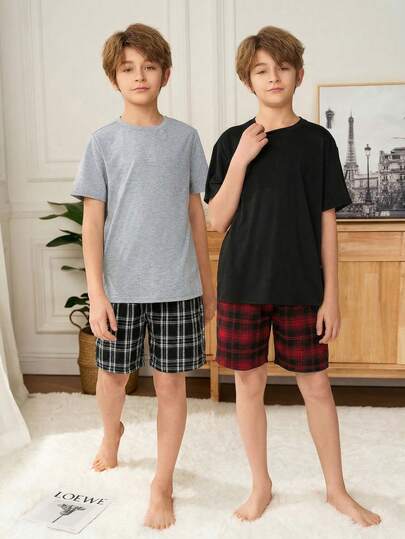 SHEIN Conjunto de pijama informal de 4 piezas para niño preadolescente con camiseta de manga corta de cuello redondo + pantalones cortos holgados de estampado a cuadros
