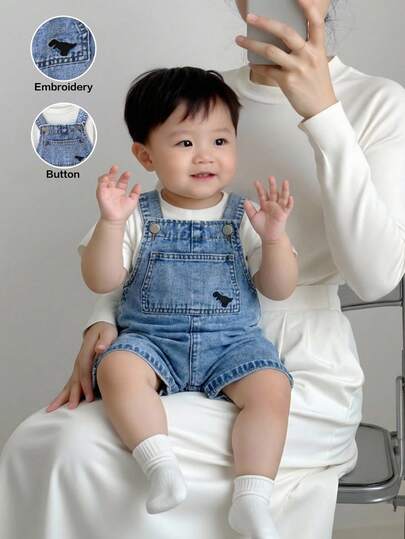 2026新款夏季男童牛仔卡通刺绣背带短裤，可调节肩带，休闲复古风，舒适柔软面料，适合日常外出、聚会、度假等场合。