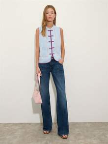 柔和的浅蓝色无袖上衣，立领设计，中式纽扣前襟。紫色滚边和装饰性包边，日常百搭，适合夏季、音乐节、正式场合等各种场合。春季亦可穿着。 - 藍色 - 查看 5