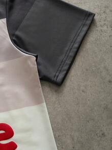 Manfinity Campus Court 男士撞色标语 Polo 衫，时尚街头风，短袖翻领 Polo 衫，半开襟，纽扣门襟，复古学院风，街头标语，90 年代校园条纹，撞色条纹，复古学院风，街头标语，Y2K 风格，社交媒体达人，学生，创意工作者通勤装，“把握当下”提醒仪式玩家，节日礼物，男友礼物 - 彩色 - 查看 5